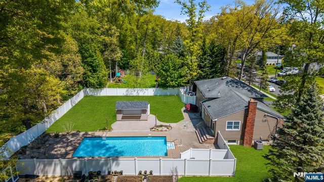 53 Smithfield Road, Waldwick, NJ 07463