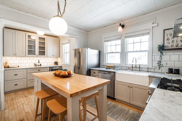 2965 N Downer AVENUE, Milwaukee, WI 53211