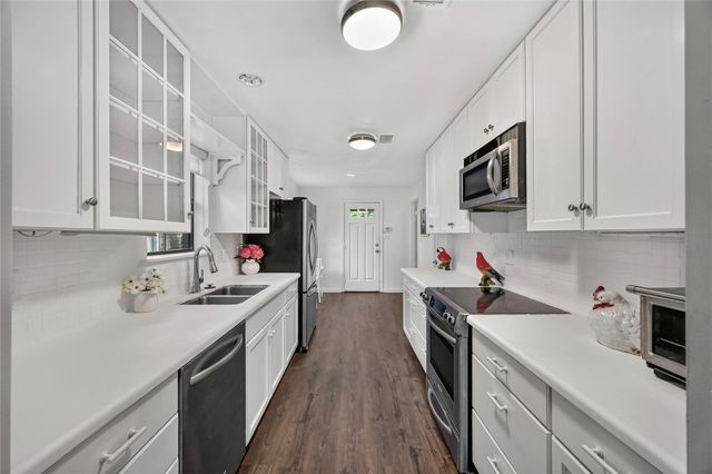9400 Doliver Drive 16, Houston, TX 77063