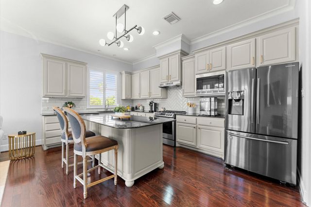 18 Laurelwood Drive, Houston, TX 77058