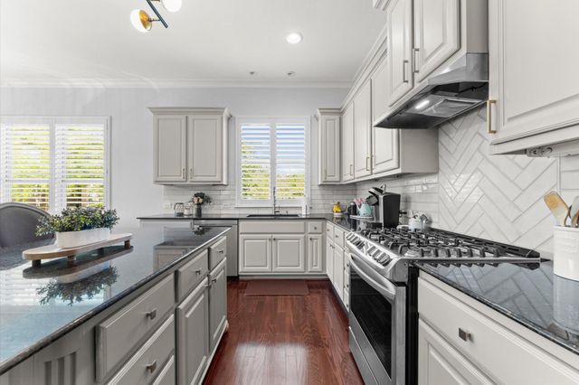 18 Laurelwood Drive, Houston, TX 77058