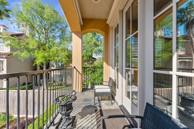 18 Laurelwood Drive, Houston, TX 77058