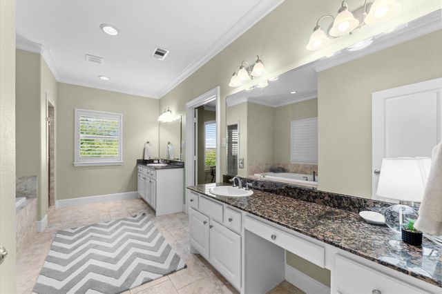 18 Laurelwood Drive, Houston, TX 77058