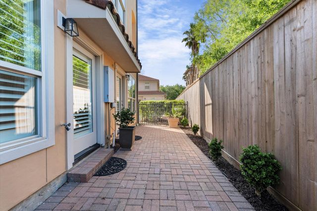 18 Laurelwood Drive, Houston, TX 77058