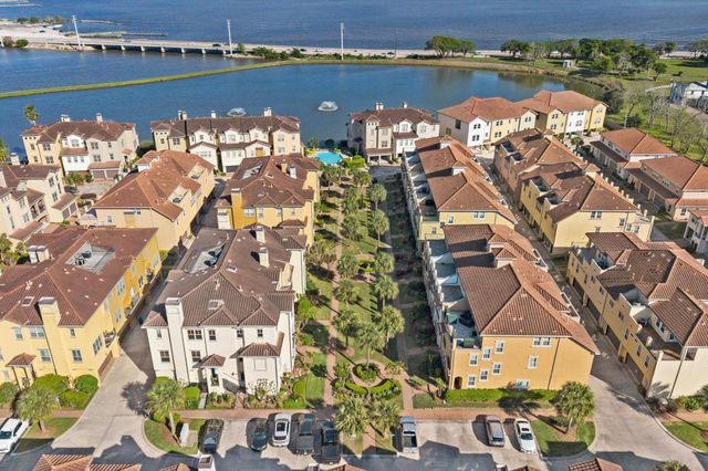 18 Laurelwood Drive, Houston, TX 77058