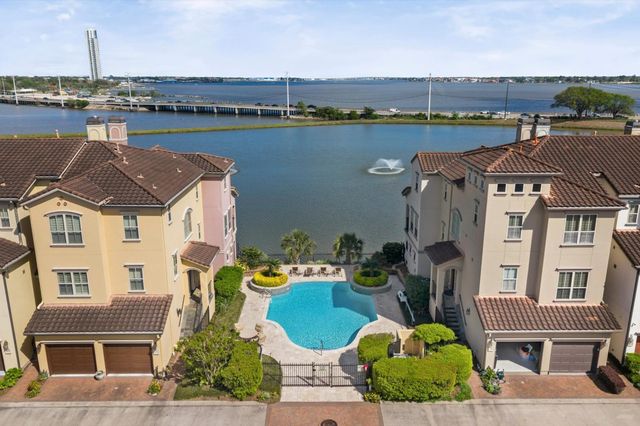 18 Laurelwood Drive, Houston, TX 77058