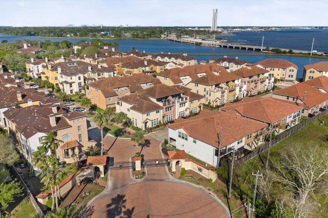 18 Laurelwood Drive, Houston, TX 77058