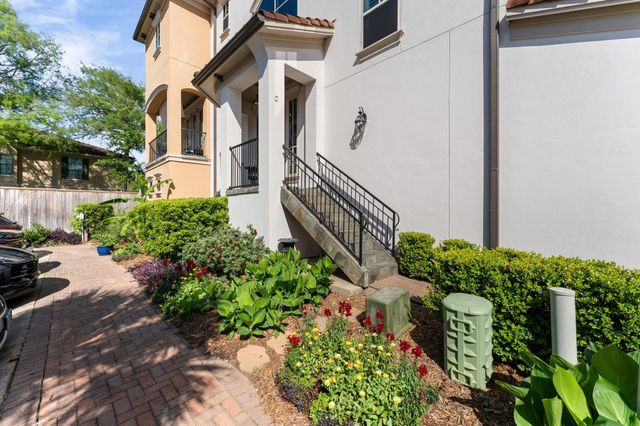 18 Laurelwood Drive, Houston, TX 77058