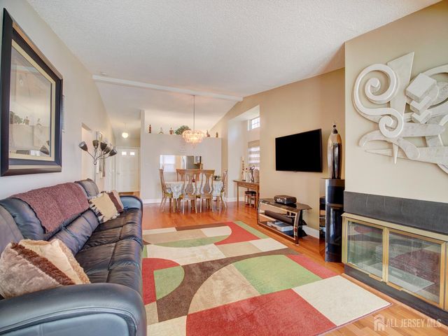 136 Wycoff Way W, East Brunswick, NJ 08816