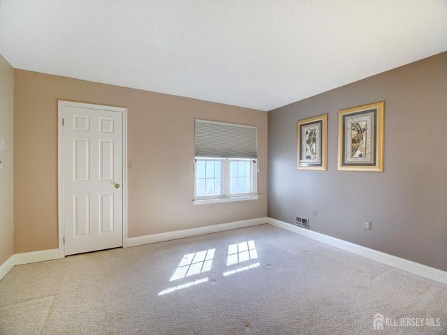 136 Wycoff Way W, East Brunswick, NJ 08816