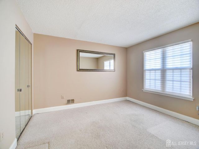 136 Wycoff Way W, East Brunswick, NJ 08816