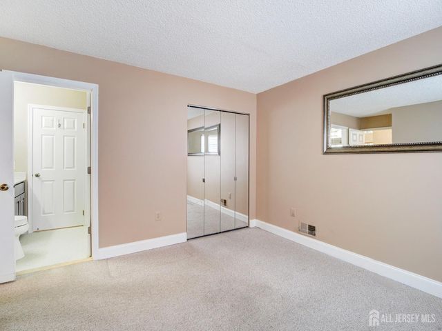 136 Wycoff Way W, East Brunswick, NJ 08816