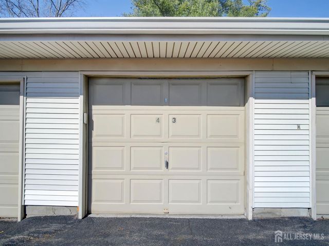 136 Wycoff Way W, East Brunswick, NJ 08816