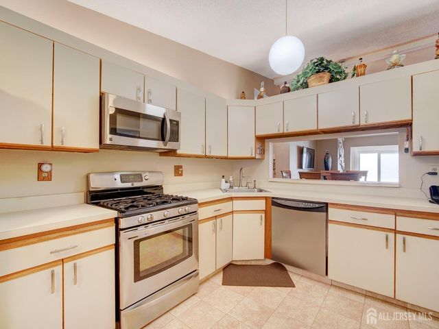 136 Wycoff Way W, East Brunswick, NJ 08816