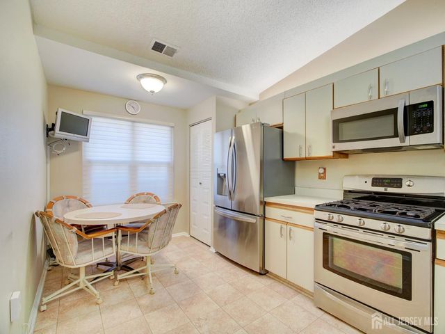 136 Wycoff Way W, East Brunswick, NJ 08816