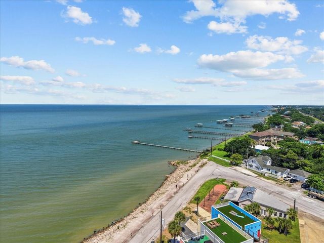 424 Grand Avenue, Bacliff, TX 77518