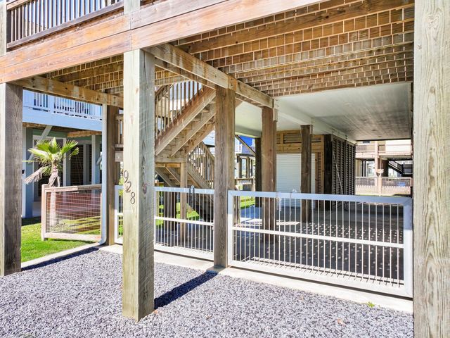 928 Kenlyn Drive, Crystal Beach, TX 77650