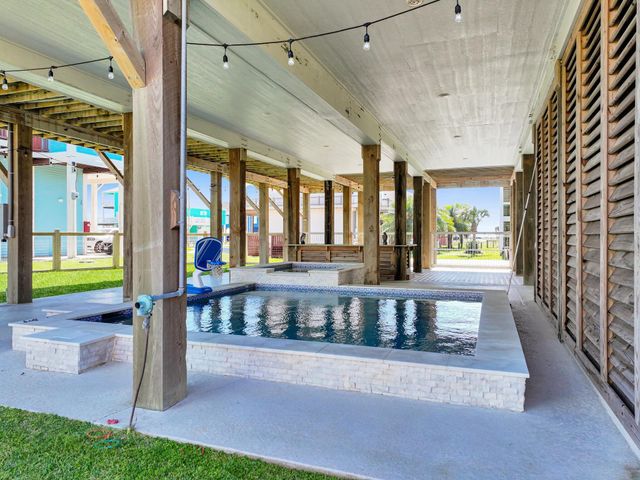 928 Kenlyn Drive, Crystal Beach, TX 77650