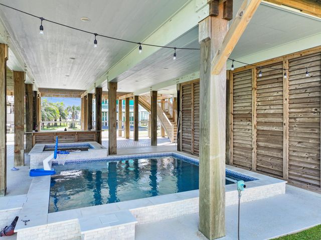 928 Kenlyn Drive, Crystal Beach, TX 77650