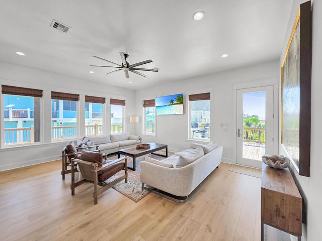 928 Kenlyn Drive, Crystal Beach, TX 77650