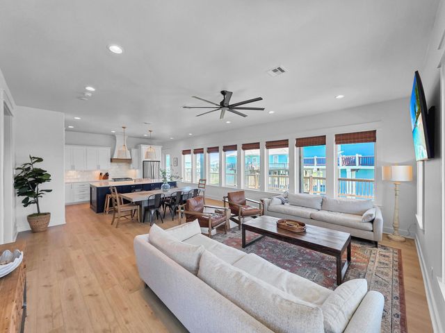 928 Kenlyn Drive, Crystal Beach, TX 77650