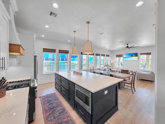 928 Kenlyn Drive, Crystal Beach, TX 77650