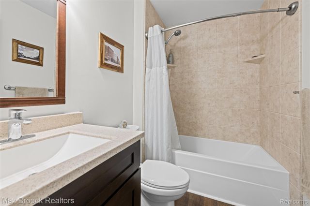 7512 Lake Street, Dexter, MI 48130