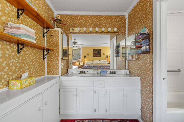 400 W Main Street, Fayetteville, TX 78940