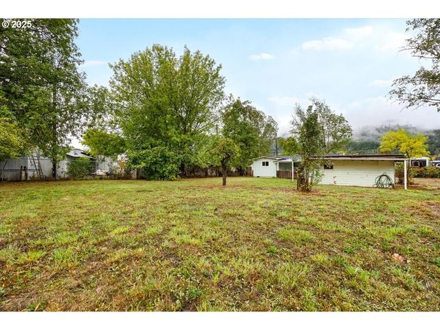 1048 SEELEY St, Myrtle Creek, OR 97457