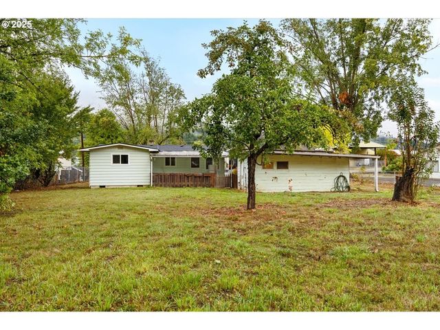 1048 SEELEY St, Myrtle Creek, OR 97457