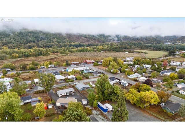 1048 SEELEY St, Myrtle Creek, OR 97457