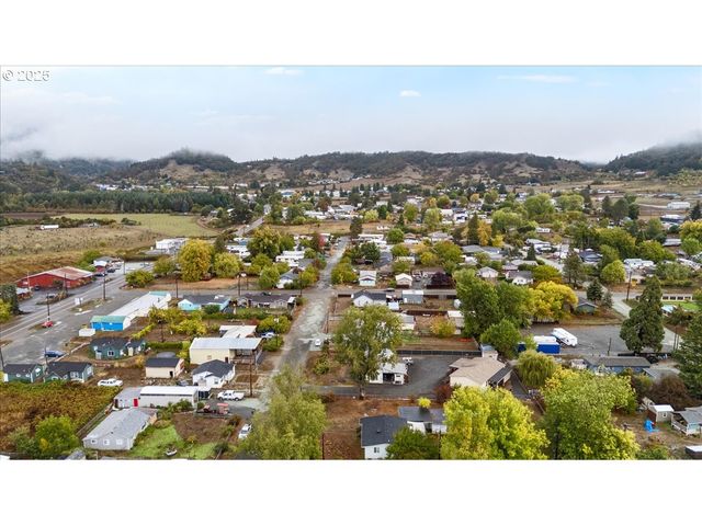 1048 SEELEY St, Myrtle Creek, OR 97457