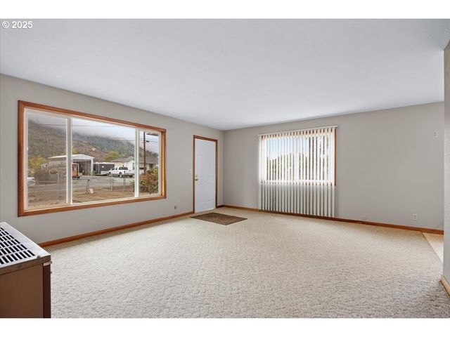 1048 SEELEY St, Myrtle Creek, OR 97457