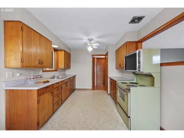 1048 SEELEY St, Myrtle Creek, OR 97457