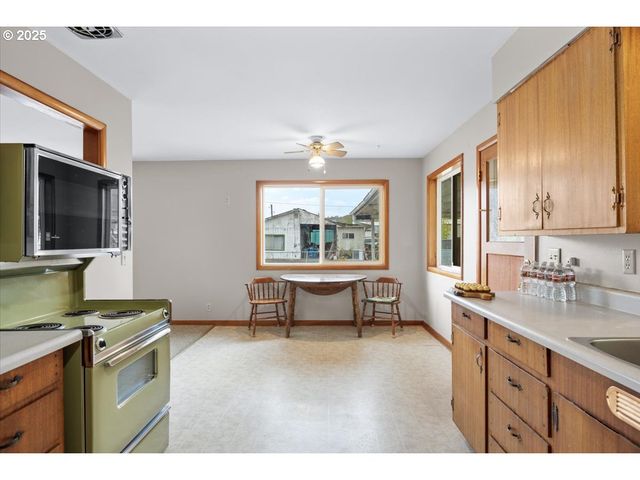 1048 SEELEY St, Myrtle Creek, OR 97457