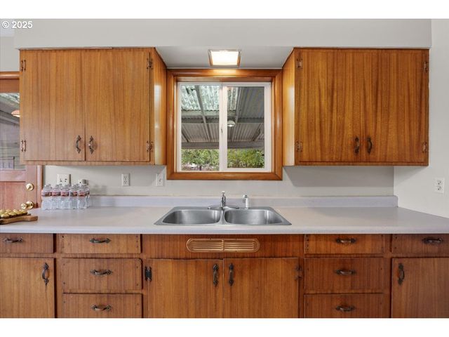 1048 SEELEY St, Myrtle Creek, OR 97457