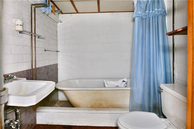 7290 Lee Road NE, Brookfield, OH 44403