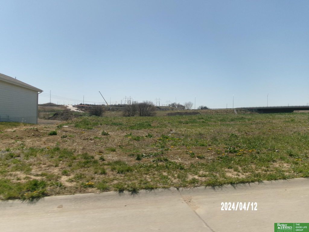 18407 Greenleaf Street, Omaha, NE 68136