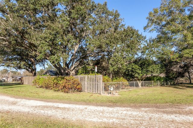 15853 Phend Road, Hamshire, TX 77622