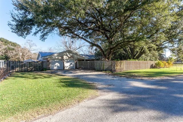 15853 Phend Road, Hamshire, TX 77622