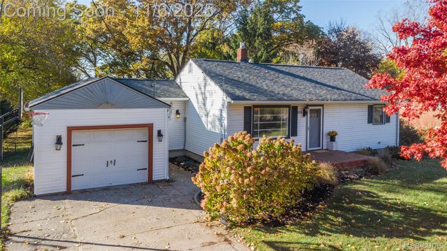 15174 Charluene Drive, Fenton, MI 48430