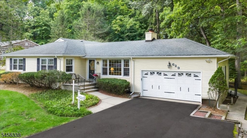 629 Lawlins Rd, Wyckoff Twp., NJ 07481 — photo 2