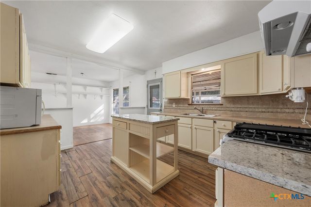 803 E 15th Street, Cameron, TX 76520