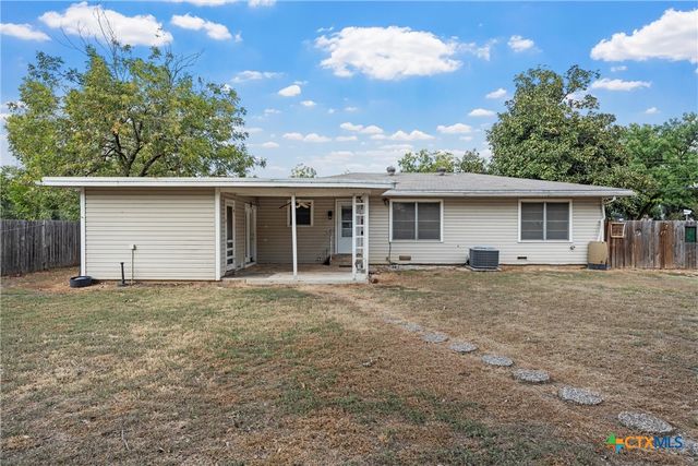 803 E 15th Street, Cameron, TX 76520