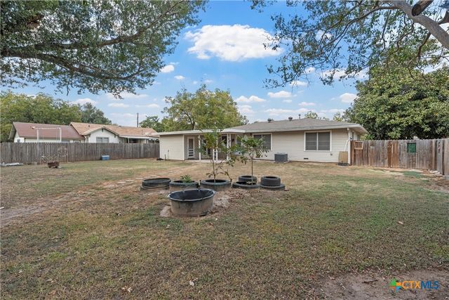 803 E 15th Street, Cameron, TX 76520