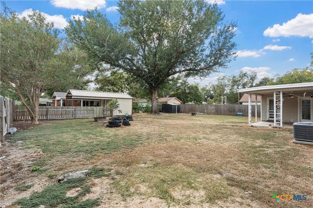 803 E 15th Street, Cameron, TX 76520
