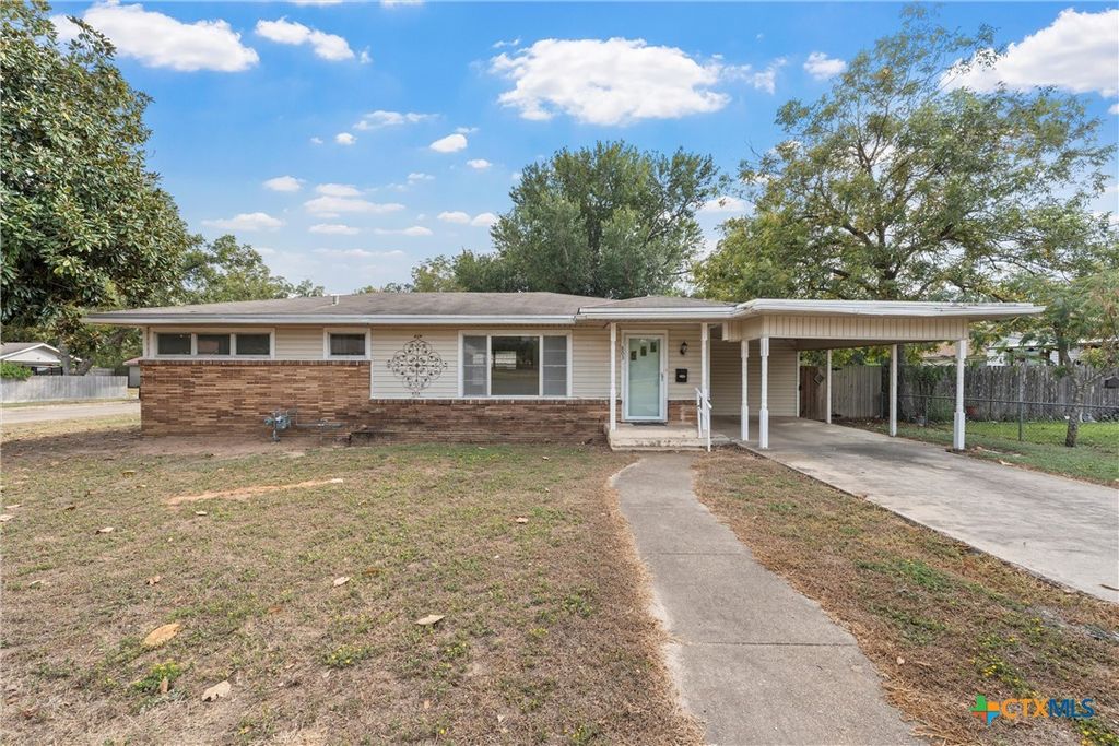 803 E 15th Street, Cameron, TX 76520