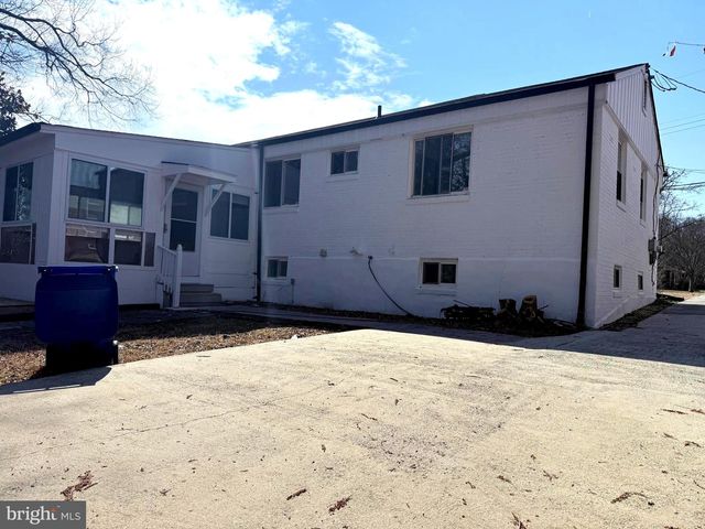 6709 FOREST HILL DR, University Park, MD 20782