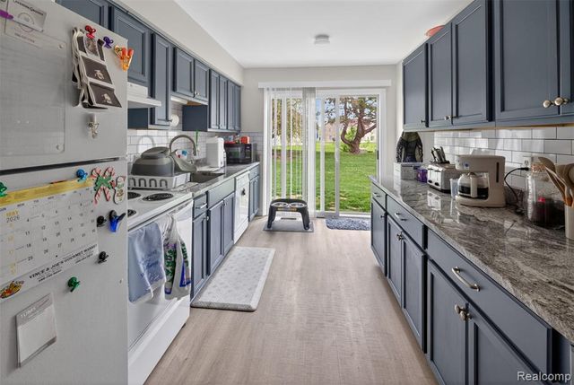 17207 Kingsbrooke Drive, Clinton Township, MI 48038