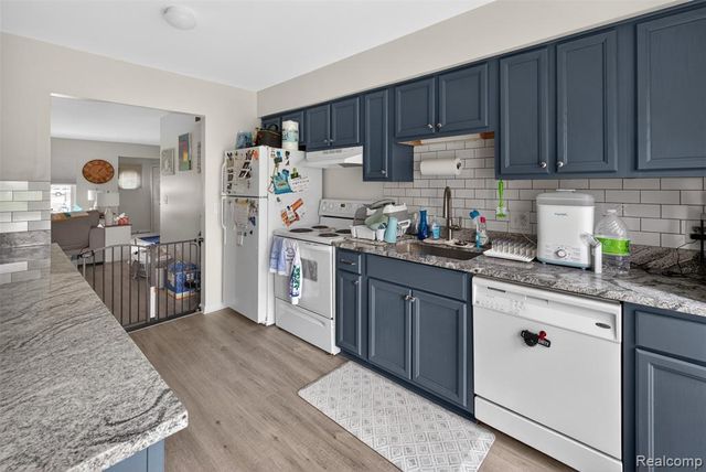 17207 Kingsbrooke Drive, Clinton Township, MI 48038